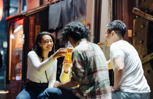 Japon : les jeunes incités à boire plus d’alcool pour booster leur économie