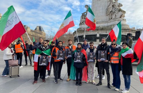 À Paris, 200 manifestant.es contre l’oppression des femmes en Iran : « On est ici pour faire entendre leur voix »