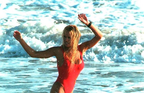 Histoire d’une tenue : le maillot de bain rouge de Pamela Anderson dans « Alerte à Malibu »