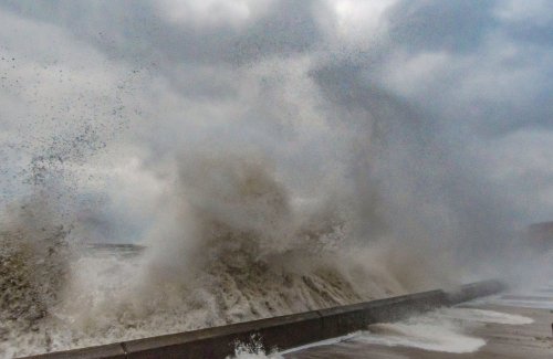 Finistère : trois membres d'une même famille meurent, emportés par une vague