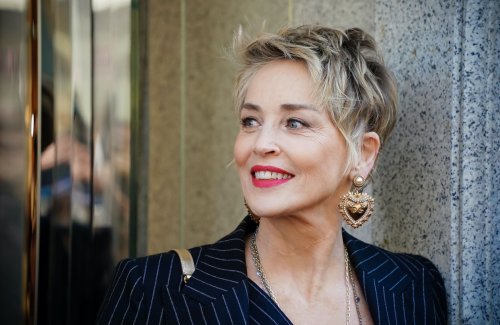 Cannes 2022 : Sharon Stones ose le Slide Back Hair et enflamme le tapis rouge