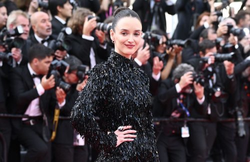 Charlotte Le Bon incarne le chic à la française sur le tapis rouge