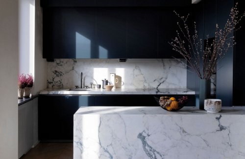 À Milan, un appartement minimaliste sublime le mélange du bois et du marbre