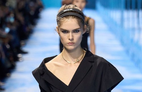 Le collier torque : le bijou antique qui s'impose ce printemps