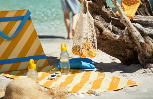 Serviette, fouta, bain de soleil : voici tous les indispensables déco pour la plage