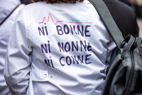 Une campagne sexiste sur le métier d’infirmier provoque la colère, France Travail supprime la vidéo