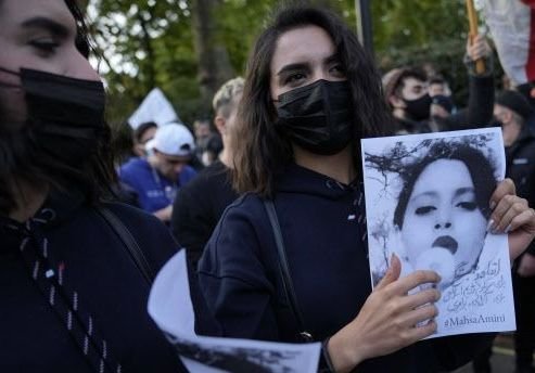 Mort de Mahsa Amini : manifestations de soutien à Londres et à Paris