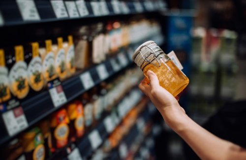 Sirops de sucre et additifs : la moitié des miels importés en Europe sont suspectés d’être « faux »