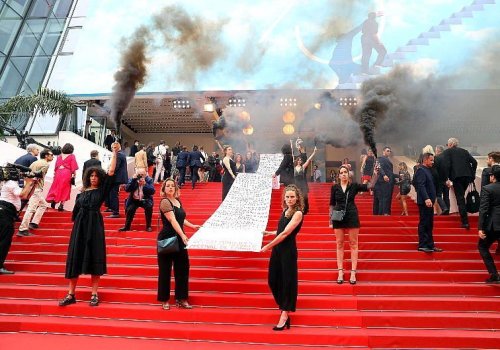 Féminicides : à Cannes, les colleuses rendent hommage aux victimes de violences conjugales