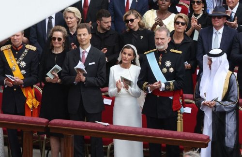 Letizia d’Espagne, Charlène de Monaco… pourquoi portaient-elles du blanc à la messe d’inauguration du pape ?
