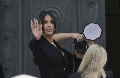Kim Kardashian face à ses braqueurs, elle arrive au Palais de Justice pour témoigner