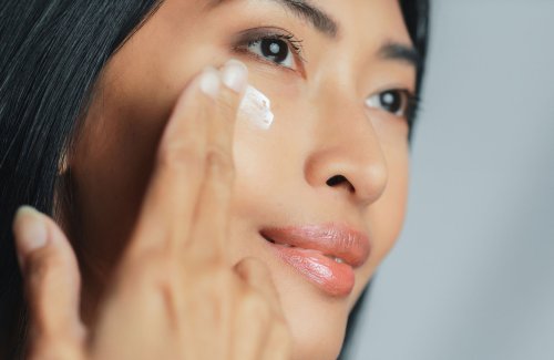 Vieillissement cutanée : ce geste anodin réduirait l'efficacité de notre crème solaire sur le visage