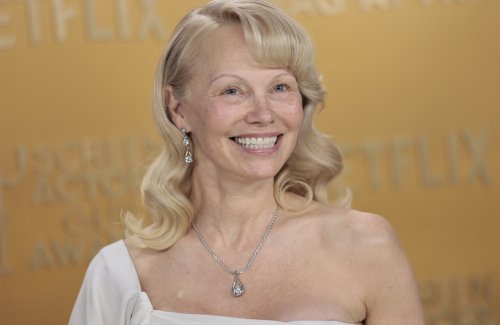Transformée, Pamela Anderson affiche la mise en beauté signature de sa jeunesse