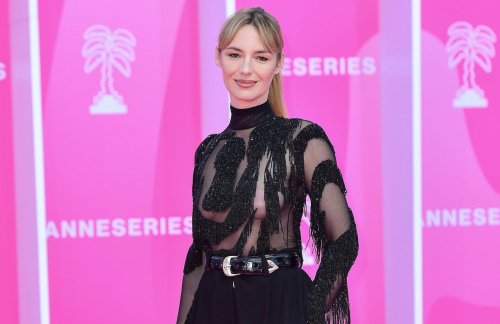 En body transparent et cargo décontracté : Louise Bourgoin signe une apparition remarquée au Festival Canneseries 2025