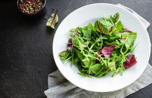 Faut-il manger la salade avant ou après le plat ?