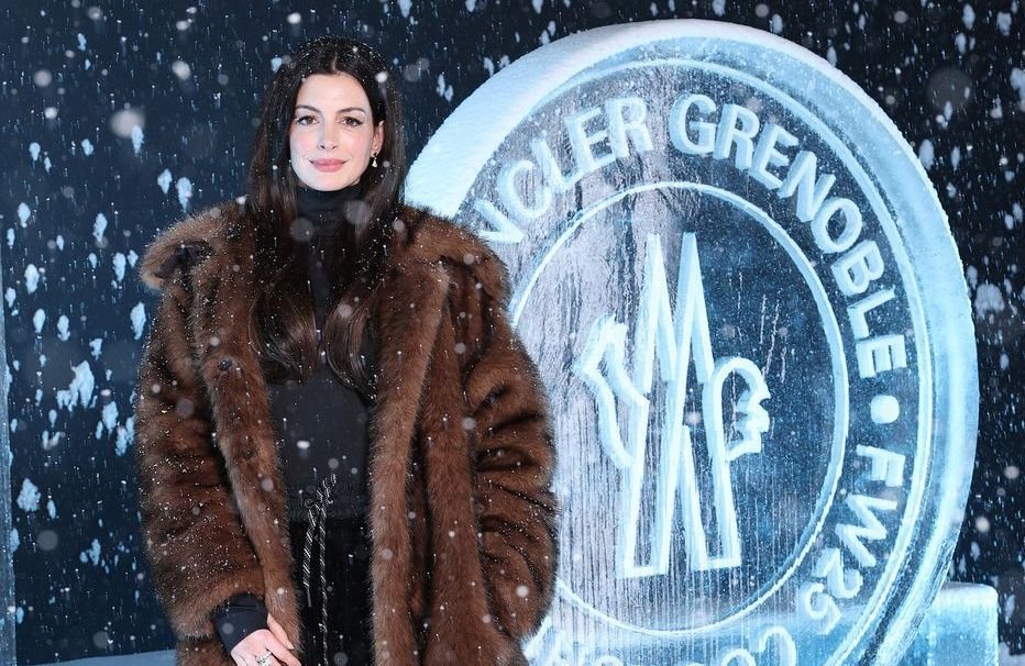 Au défilé Moncler, Anne Hathaway a fait sensation avec un très chic manteau en fausse fourrure