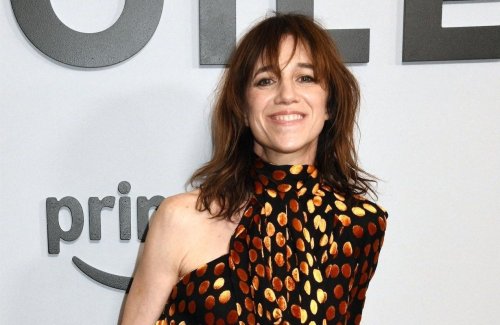 En mini-robe asymétrique et collants plumetis, Charlotte Gainsbourg joue la carte de la sensualité à New York