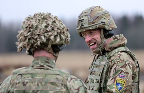 Le prince William, engagé pour l’Ukraine : il revêtit son treillis lors d’une visite officielle en Estonie
