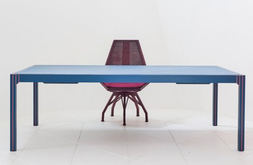 Il est désormais possible d’acquérir l’iconique bureau bleu de Mitterand signé Pierre Paulin