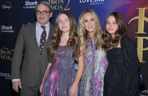 Sarah Jessica Parker : tapis rouge en famille avec ses jumelles Marion et Tabitha pour « Hocus Pocus 2 »