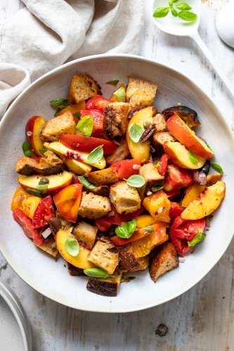 Italienischer Brotsalat (Panzanella) mit Pfirsich | Elle Republic