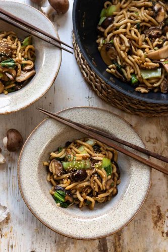 Udon Nudeln mit Pilzen in Hoisin Sauce | Rezept | Elle Republic
