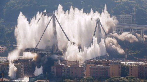 Una serie de explosiones controladas demuele el resto del puente de Génova tras el derrumbe que causó 43 muertos