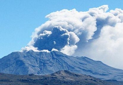 Un volcán en Perú lanza una columna de humo de 4.000 metros