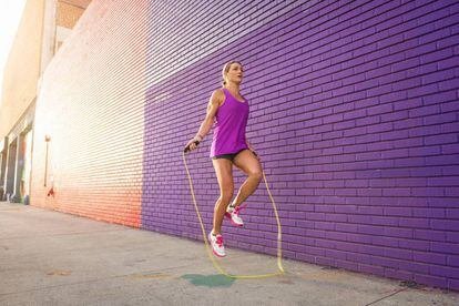 Quema más calorías que correr y evita el dolor de rodillas: los beneficios de saltar a la comba