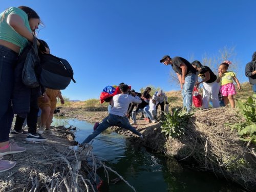 Migrants Cross Rio Grande Into El Paso After Juárez Detention Center ...