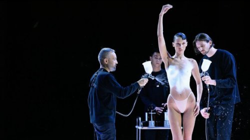 Los 10 momentos más virales de la Semana de la Moda de París: el vestido en spray de Bella Hadid, Cher para Balmain...
