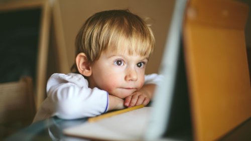 Tablet, TV und Co.: Ab wann dürfen Kleinkinder Medien nutzen und worauf sollten Eltern achten?