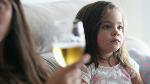 Eltern und Alkohol: "Es ist befremdlich, dass vor Kindern so selbstverständlich getrunken wird"