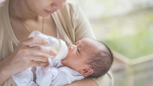 Baby schwitzt am Kopf Warum Babys am Kopf schwitzen und was du dagegen tun kannst