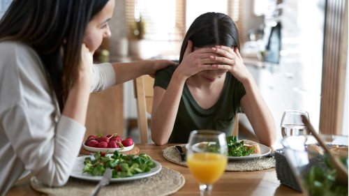 Toxische Erziehung Diätwahn der "Almond Moms": "Keine Zuckerstangen für dich, aber ich habe Pfefferminztee!"