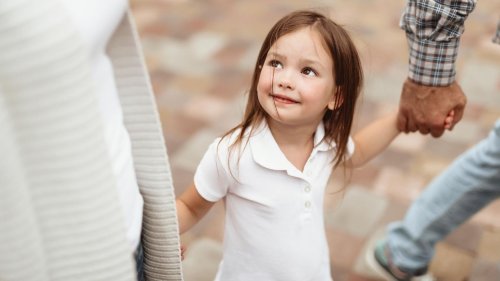Schüchternes Kind: Mit diesen 3 Tipps kannst du dein Nachwuchs unterstützen