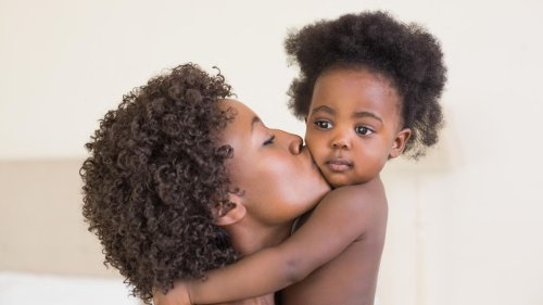 Körperliche Nähe: Babys, die viel mit den Eltern kuscheln, werden intelligenter