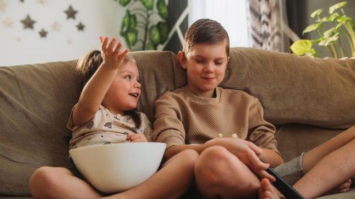 Lieber glotzen als ausbrennen: Warum es okay ist, die Kinder manchmal vor dem TV zu parken