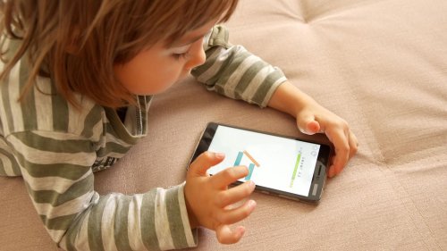 "Es muss nicht alles pädagogisch wertvoll sein" Wann sollten Kinder ein eigenes Handy bekommen?