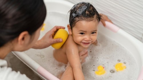 Laut Hautärzten: So oft sollten Babys wirklich baden