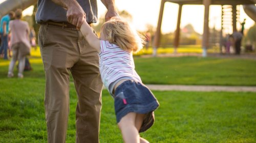 Kennt ihr die? 9 Papa-Typen, die uns auf dem Spielplatz begegnen