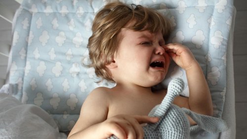 Dein Baby weint im Schlaf? Die häufigsten Gründe – und die besten Tipps, um das zu ändern