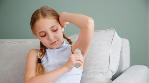 Dermatologin erklärt Ab wann dürfen Kinder ein Deo benutzen?