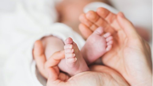 "Selbstgemachter Nudelsalat!" Eltern verraten, welche Geschenke sie sich zur Geburt wirklich wünschen