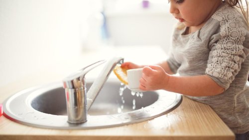 Montessori in der Küche: Mit diesen einfachen Tipps wird euer Kind viel eigenständiger