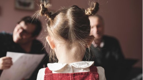 Erziehung: So bringst du deinem Kind bei, andere nicht zu unterbrechen – in 7 Schritten