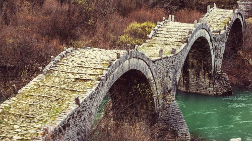 Grèce : cet incroyable pont est le plus ancien du monde