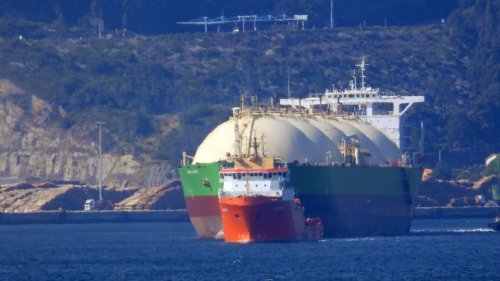El buque metanero “Bering Energy” abandona el puerto de Ferrol tras tres años
