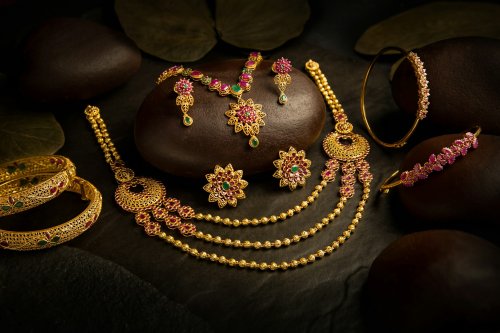 The Celeb Secret to Next-Level Style? Vintage and Antique Jewelry