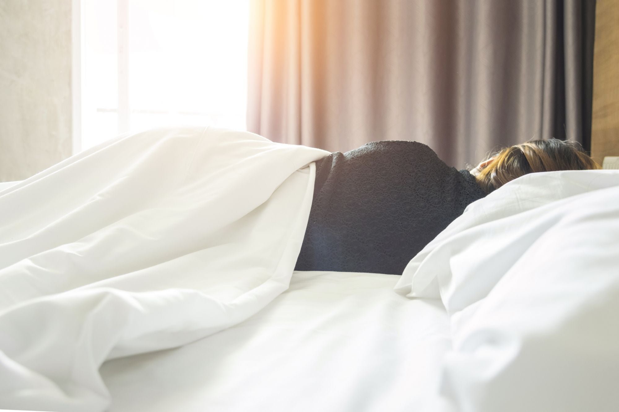 7 Tips to Improve Your Sleep While Business Traveling